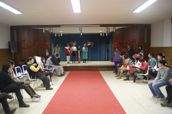 Vista panorámica del salón y momento de elegir al Rey y la Reina del Carnaval 2012.